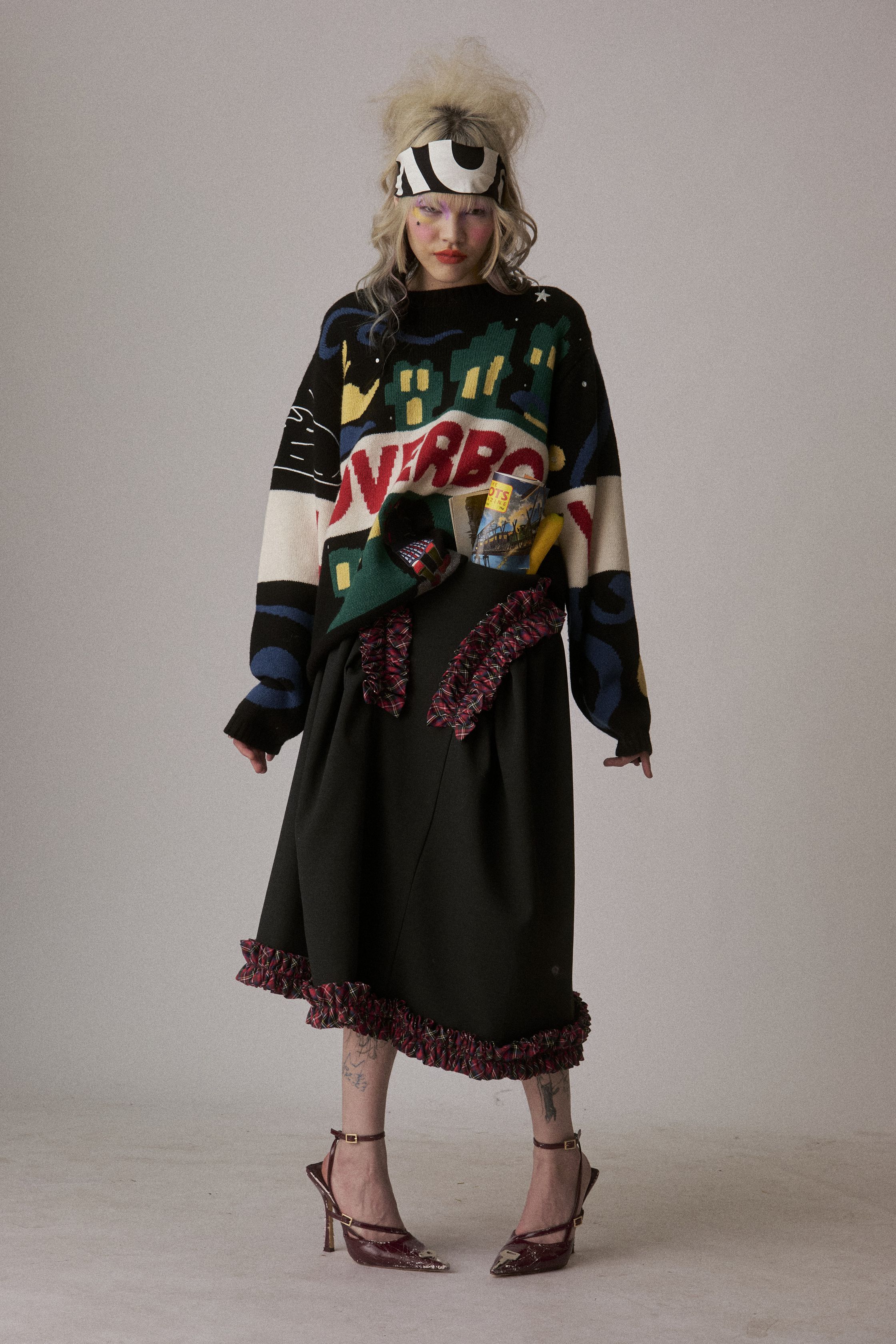 Charles Jeffrey Loverboy 2026秋冬继续以“童话式反叛”挑战性别与规范，苏格兰格纹、手工针织、玩偶配饰与夸张头饰构成近乎戏剧化的造型语言。服装在稚拙与暗黑之间游走，像一场带有朋克精神的成人童话，表达边缘身份的自我认同与情绪释放。这不是可被轻易驯化的时装，而是一种对主流秩序的持续挑衅-顽石频道趋势研究